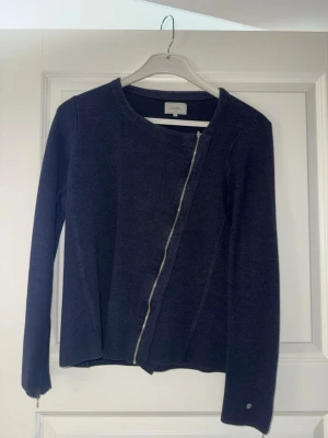 Blå kofta  - Storlek Xl, men passar mig som är S. Unik design, mycket bra skick. 