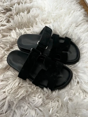 Slippers - Svarta tofflor i storlek 38. Använda men i väldigt bra skick. Fått i present. 
