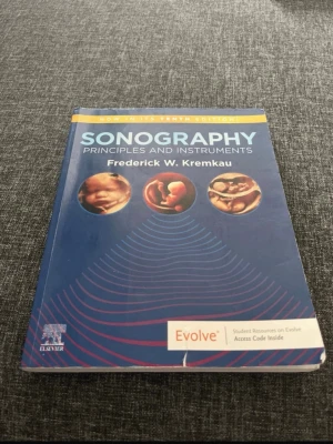 Sonography Principles and Instruments - Kursbok på engelska om ultraljudsteknik, skriven av Frederick W. Kremkau. Blått mjukpärm med bilder på foster och medicinsk utrustning på framsidan. Perfekt för dig som pluggar medicin eller biomedicin och vill fördjupa dig i sonografi.