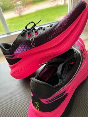 Saucony Endorphin Pro 5 dam  - Helt nya saucony Endorphin Pro 5 i Storlek 38. Endast sprungna ca 5km på löpband. Använda 1 gång. Köpte de nytt för 2500kr men säljer för 1500kr