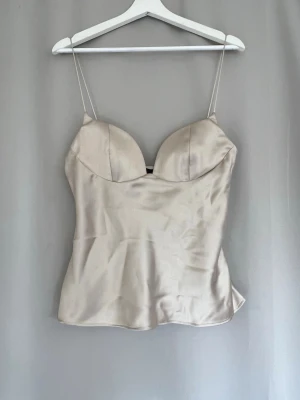 Champagnefärgad satin linnetopp - champagnefärgad linnetopp från Zara 