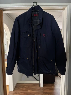 Fjällräven jacka storlek M - Tjena! Säljer nu min äldre exklusiva Fjällräven jacka med färgen navy blue. Jackan är i bra skick och inget tecken på trasigt eller något annat. Jackan är storlek M. Nypriset är 1899.  Priset kan diskuteras.