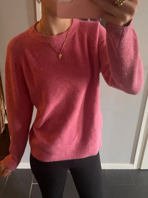 Rosa stickad tröja  - Mysig rosa stickad tröja från uniqlo. Använd fåtal gånger. Skriv för fler bilder och pris kan diskuteras 💕💕