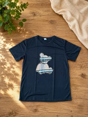 Sportig Casual Randig T- Shirt med Björntryck  - Svart T- Shirt som har en unik björnlogotyp med ett klassiskt rutmönster, storlek: S, fraktas samma dag, sprillans ny i skick! 
