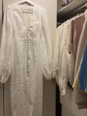Adoore klänning vit - Adoore klänning, stel 34, använt en gång