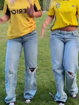 Ljusblåa baggy jeans med slitningar - Säljer ett par ljusblåa baggy jeans med raka ben och slitningar på ena låret. Jeansen har en avslappnad passform och klassisk femficksdesign. Perfekta för en chill och trendig look. aldrig används med lappen kvar 