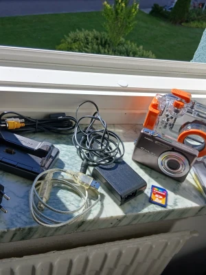 🚨 Casio Digitalkamera Exilim EX-Z700 + Waterproof Case Bundle! Y2K Digicam - Mint Condition - Casio Exilim EX-Z700 + Waterproof Case Bundle! Y2K Digicam - Mint Condition 🌟 Casio Exilim EX-Z700 + Undervattenshus! Komplett Y2K Lyxpaket i Toppskick ✨:Säljer ett komplett och mycket eftertraktat retro-kamerapaket i jättefint skick! Det perfekta paketet för dig som vill ha den äkta Y2K-estetiken på semestern, stranden, festivalen eller under vattnet.Kameran ger de där härliga, varma och lite drömmiga bilderna med äkta 2000-talskänsla som inte går att få med en modern smartphone.Allt fungerar f
