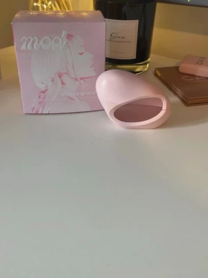 Ariana Grande parfym - Säljer en Ariana Grande MOD Blush parfym.💗sälajer, då jag har en likadan. Perfekt för dig som gillar trendiga och söta dofter.