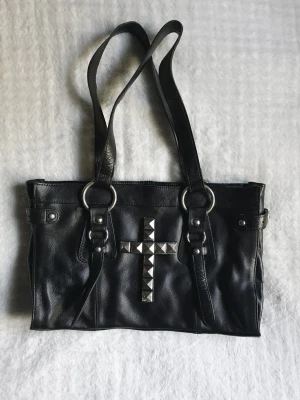 Svart handväska med kors - Handväska i läder aldrig använd, höjd 21 cm, bredd 31 cm, djup 11 cm 🖤 