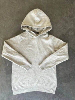 Oscar Jacobsson Hoodie - Tjena!  Säljer nu denna Oscar Jacobsson tröja.  Skicket är bra, något nopprig men inget man tänker på.  Storlek XS, men passar bäst vid 170-175cm Hör av er vid frågor Mvh Hugo