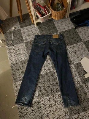 True Religion Jeans - Säljer ett par True Religion jeans(lite äldre). Lite slitna bak på hälarna (syns på bild) samt lite små skavanker men inget stort, i övrigt fina Jeans!