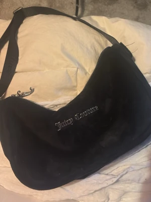 Juicy couture  -  Säljer denna jättesöta juicy COUTURE väskan då jag inte får användning för den helt ny, köpt på pondus