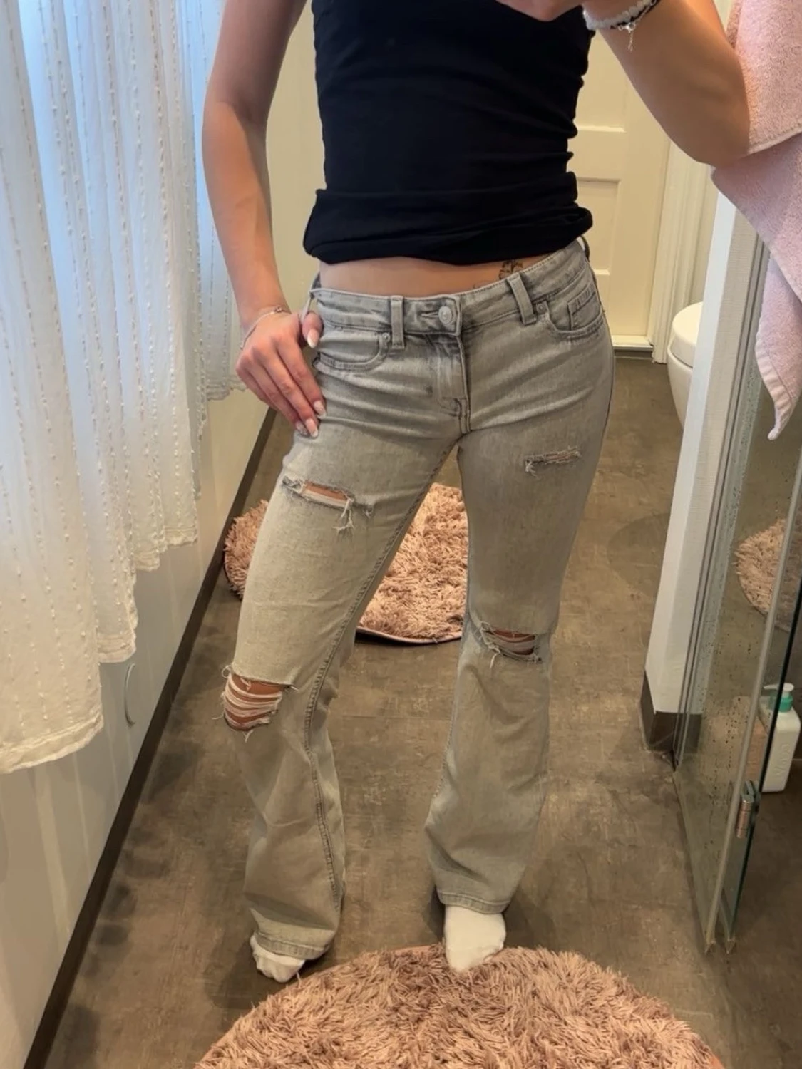 Ljusgråa bootcut jeans med slitningar - 2