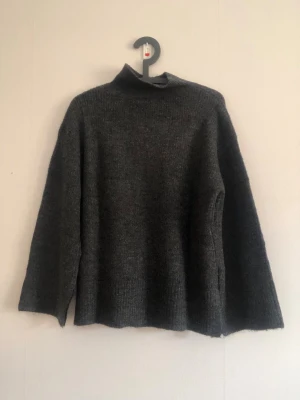 Mörkgrå stickad polotröja - Jättesnygg mörkgrå stickad tröja med hög krage. Tröjan har långa ärmar. Tröjan är lite ribbad lägst nere och lägst nere vid ärmarn. Tröjan är i nytt skick med prislappen kvar och säljer den för jag inte har fått användning av den. Pris kan diskuteras.❤️