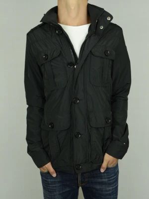 Tommy Hilfiger Fieldjacket  - TOMMY HILFIGER MED INBYGGD LUVA Storlek : S Passform : Normal Användning : Jackan är i ett väldigt fint skick utan defekter Nypris : Cirka 3000SEK Modellen på bilden : 182CM och väger 73KG