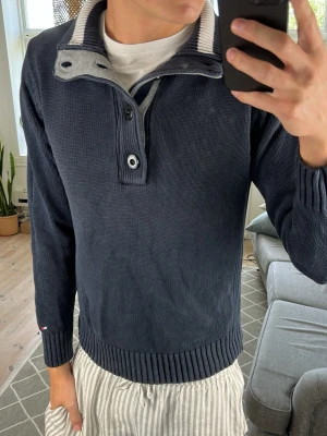 Stickad Mörkblå Knapp Tröja Tommy Hilfiger - Simpel, stilren och trendig! Lätt att styla. Skriv vid fundering!😇🙌 Mått:A:50 B:42 C:39 D:60 