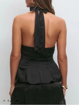 Svart satin halterneck topp Gina Tricot - Säljer min 14+ satin halterneck topp från Gina Tricot för att den e tyvärr för liten. Den är oanvänd och är i storlek xxs💗