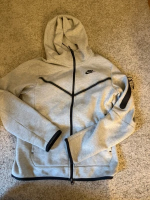 Nike tech - Nike tech i grå. Använd ca 5 gånger, har inga fläckar eller defekter. 