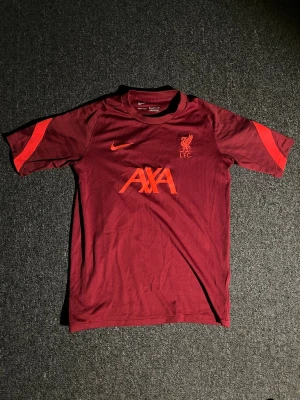 Liverpool tröja - Fin Liverpool träningströja, i väldigt bra skick. Storlek XL barn men sitter ungefär som en XS vuxen storlek. Hör av er vid frågor eller funderingar!