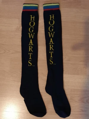 Långa strumpor med Harry Potter tryck - Långa strumpor med Harry Potter/Hogwarts tryck ☀️