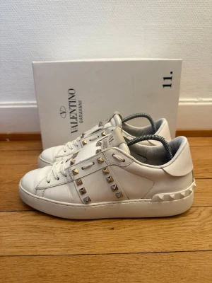 Valentino rockstud sneakers  - Säljer nu dessa fina valentino skor | Väldigt fint skick | Storlek 38 | Hör av er vid frågor 