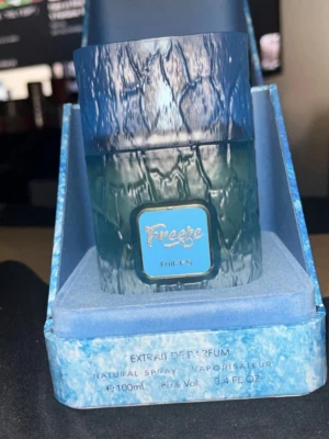 Freeze parfym 100ml från Riiffs - Freeze från Riiffs är en parfym i en unik blå och turkos flaska med frostad isliknande design. Flaskan rymmer 100 ml och har en modern, stilren look med metallisk blå etikett. Kommer i matchande blå förpackning som ger en cool och fräsch känsla.