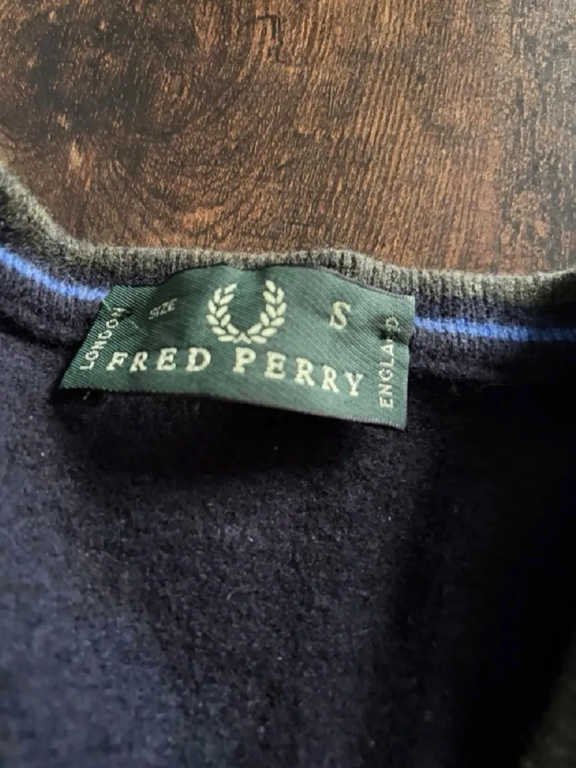 Mörkblå V-ringad tröja Fred Perry