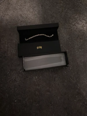 Cordell armbandet från kejsar - Handgjort Cordell armband i massivt silver med karbinlås och 925 stämpel. Ett smycke man kan ha en livstid som tål både bad och dusch och som kan putsas upp enkelt ifall det skulle behövas. Blänker och skiner som vitt guld!