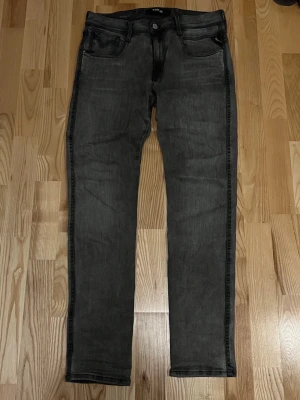 Replay Anbass jeans - Hej, nu så säljer jag ett par av mina mycket eftertraktade replay jeans, tveka inte att höra av er vid frågor 👍storlek 30/30