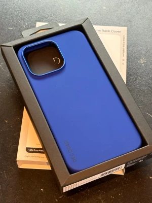 Blått silikonskal Decoded iPhone 15 Pro Max - Snyggt blått silikonskal från Decoded till iPhone 15 Pro Max. MagSafe-kompatibelt och tillverkat i högkvalitativt silikon för extra grepp och komfort.