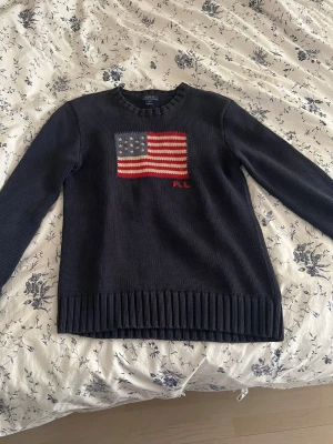 Ralph Lauren stickad tröja - Hej, nu så säljer jag min mycket välvårdade Ralph lauren tröja. Den är stickad och storlek M. Den var tyvärr för liten för mig så den är inte använd många gånger alls. Priset är inte hugget i sten🤝 och tveka inte att höra av er vid frågor.