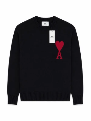 AMI Paris  - ❤️ AMI Paris Stickad Tröja ❤️  💎 Helt ny – med tags kvar! ✅ Perfekt skick utan anmärkningar. 🖤 Stilren svart stickad tröja med den ikoniska röda Ami de Cœur-loggan på bröstet och en bekväm, avslappnad passform. ✨ Mjuk och exklusiv kvalitet – perfekt för både vardag och finare tillfällen. 📦 Skickas snabbt, oftast inom 24 timmar 🚛 💸 Pris kan diskuteras vid snabb affär. 💬 Hör gärna av dig om du har frågor eller vill ha fler bilder! 🤝