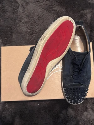 Christian Louboutin strl 42 - Säljer ett par mörkblåa Loubs i strl 42. Skorna kommer i 6/10 skick med skador vi insidan och och vid sulan mochan kommer i 9/10 skick där det är inga synliga skador av slitage. Säljer dessa för 1399, skorna är 100% äkta pris kan diskuteras😊