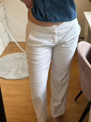 Linnebyxor - De perfekta kostymbyxorna i linnematerial, nypris 699kr (slutsålda). Tvättades tyvärr fel så krympte något, därav mindre i storlek! (Liiten fläck vid ena bakfickan, går säkert att få bort, se sista bild)