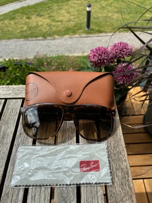 Ray-Ban ”boyfriend” - Super skick! Ny puts och fodral medföljer! Skriv vid funderingar!