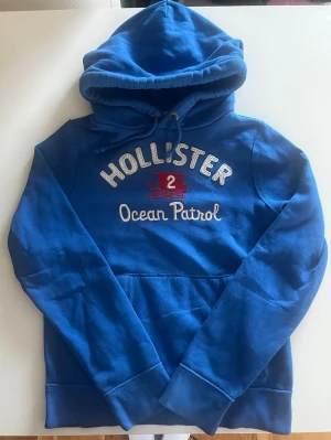 Hollister California surf ocean Malibu hoodie - Riktigt snygg och eftertraktad Hollister California hoodie. fint skick inga fel storlek M kan ta mått vid behov. Endast 415kr ej hugget i sten kom gärna med frågor och prisförslag har även mycket mer liknande i min profil alla storlekar kolla gärna stor rabatt vid köp av flera 😁✌️
