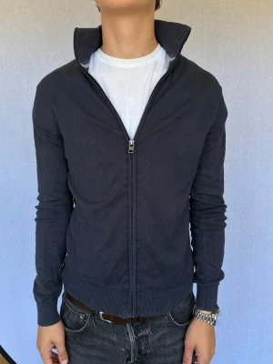 Mörkblå stickad ziptröja från ESPRIT  - Detta är en kofta från ESPRIT i storlek  S med normal passform. Modell på bild är ca 180, 66kg. Plagget är i bra skick men har förlorat en del av sin färg. Hör gärna av dig vid intresse eller frågor! 