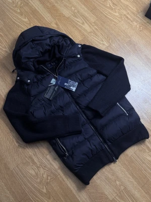 C&M Cardigan – Midnight Navy | Avtagbar Luva | Strl M | 9.5/10 Skick - C&M cardigan i midnight navy med avtagbar luva — clean Skandinavisk design med premium kvalitet som syns och känns.  9.5/10 skick med minimalt slitage.  Finns i flera storlekar — skriv din längd och vikt så hjälper jag dig hitta rätt passform! .  📦 Spårad frakt, väl förpackad.