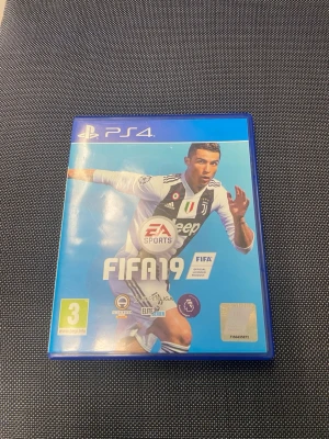 FIFA 19 till PS4 - FIFA 19 till PlayStation 4 med original blå plastfodral och skiva. Omslaget har Cristiano Ronaldo i Juventus-tröja och spelet innehåller även FIFA Ultimate Team-häfte. Perfekt för dig som gillar fotbollsspel och vill utmana vänner på matcher.