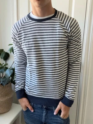 Pull and bear tröja  - Pull and bear tröja, Inga defekter! Modellen i bilderna är 180 cm 75 kg och bär Storlek M , Kom med frågor! 🌟 (Kan gå ned i pris vid köp av paket 😉) 