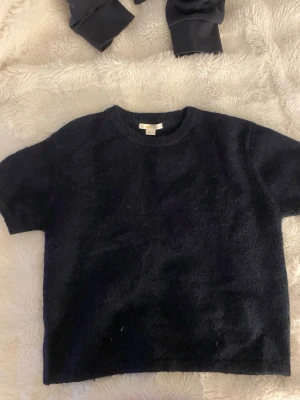 Mörkblå stickad tröja  - Mysig stickad tröja från Gina Tricot med korta ärmar och rund halsringning. Skriv för bilder eller annat pris! Vill få sålt snabbt 😬