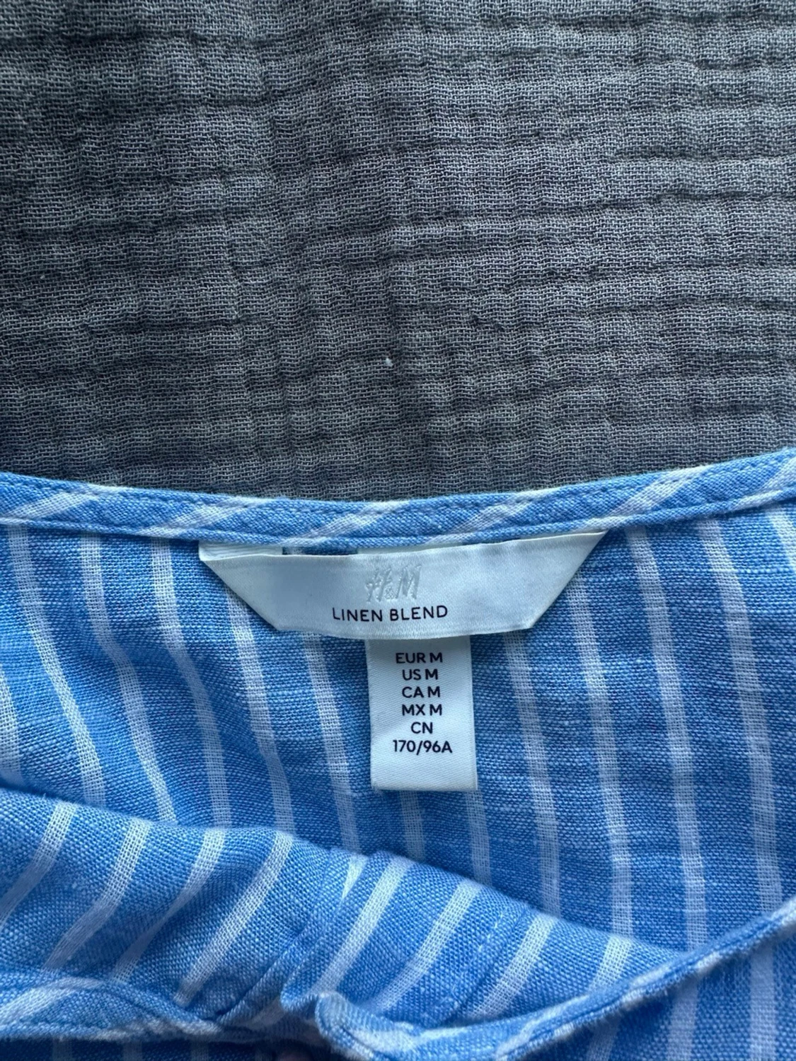 Blåvit randig blus med puffärm - 4