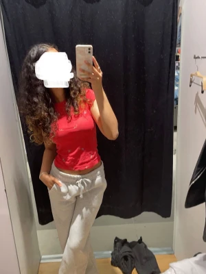Röd croppad topp - Snygg röd croppad topp med blommigt mönster. Perfekt till jeans eller mjukisbyxor för en sommar look. Passar dig som gillar basic men ändå vill sticka ut med färg:)