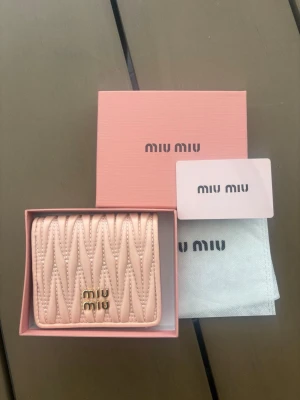 Miu miu plånbok  - Miu miu plånbok i nytt skick, aldrig använd. Kontakta mig via intressen. Jag kan diskutera pris💞