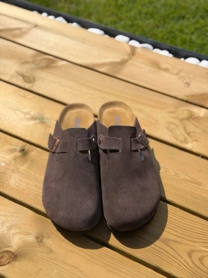 Birkenstock Boston - Birkenstock Boston i färgen mocka. Storlek 43 med Soft Footbed. Helt nya och oanvända. Säljs då de tyvärr inte passar mig.