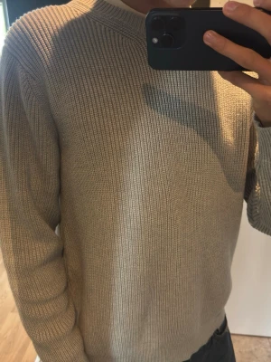 Maison margiela knit tröja - Snygg tröja med rund halsringning och långa ärmar. Tröjan har en klassisk passform och är perfekt för lager-på-lager. Materialet känns mjukt och bekvämt mot huden. Enkel och stilren design som passar till det mesta.