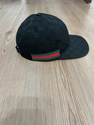 Svart keps med GG-mönster från Gucci - Pris kan diskuteras vid snabb affär 