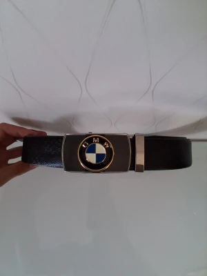 Bmw Bälte - Helt nytt bmw bälte jättebra kvalitet och snyggt man kan använda vilken storlek man vill, för endast 99kr. Har ni funderingar eller är intresserad skriv till mig 
