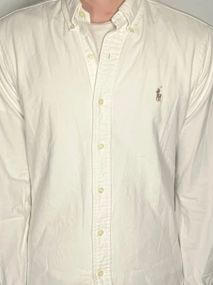 Ralph Lauren skjorta - Säljer en riktigt snygg och trendig Ralph lauren skjorta i fint skick, storlek S, vid frågor är det bara att skriva //Gramenti