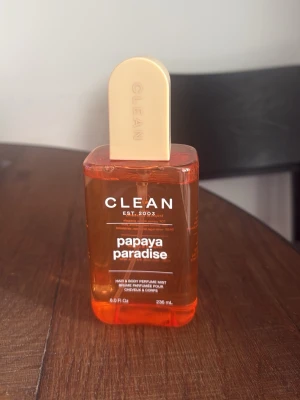 CLEAN Papaya Paradise parfymmist - Fräsch parfymmist från CLEAN i doften Papaya Paradise. Innehåller 236 ml och kan användas både för hår och kropp. Perfekt för dig som gillar fruktiga och tropiska dofter. 😍🧡